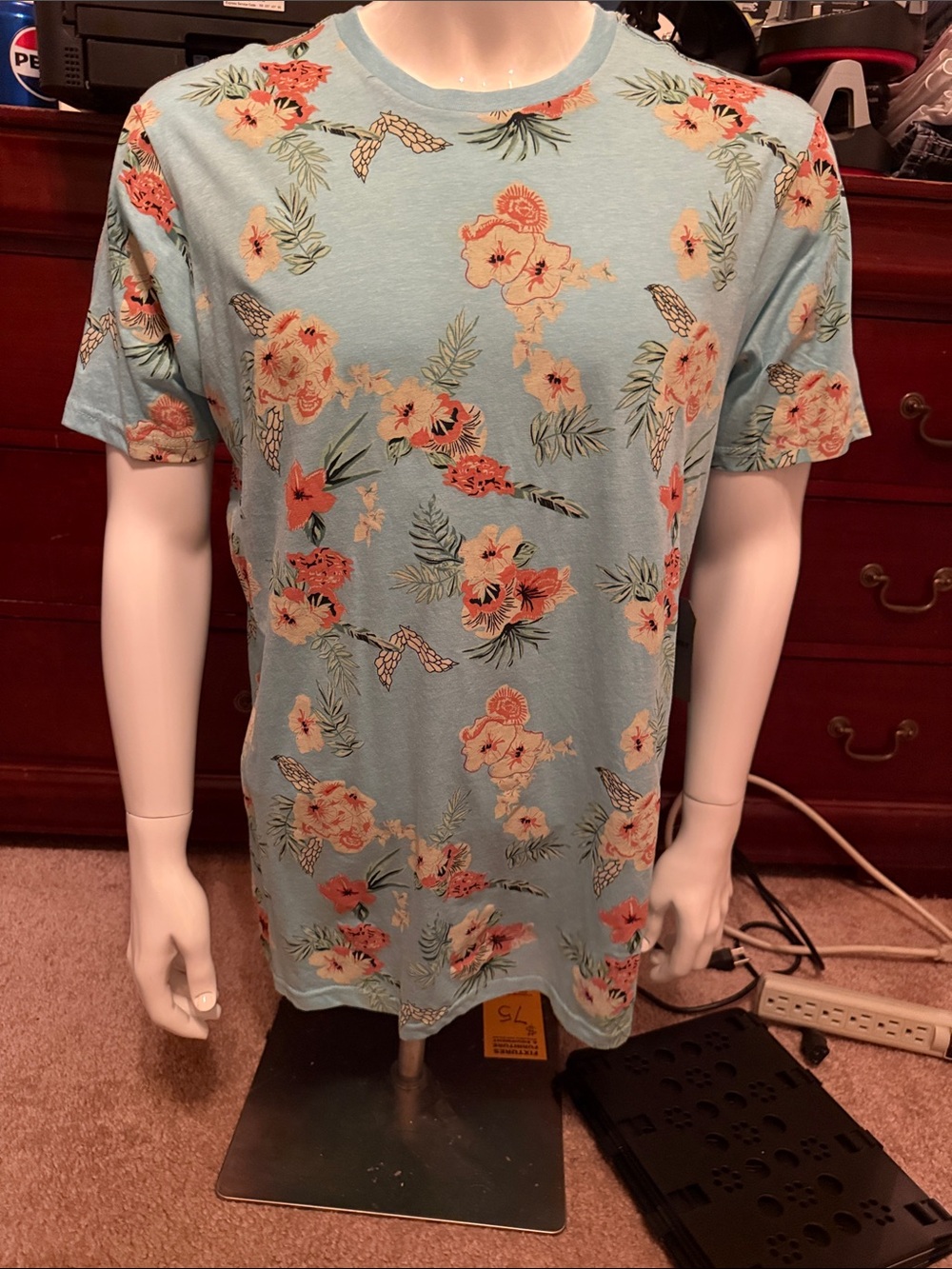 Free Planet Men’s Floral Tee in Light Blue with Coral and Cream Accents. Size XL